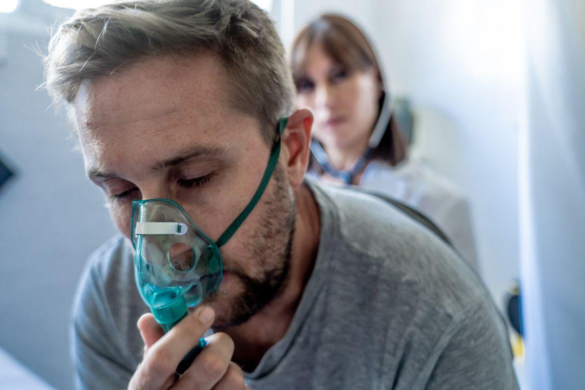 Patient-portant-un-masque-à-oxygène.jpg