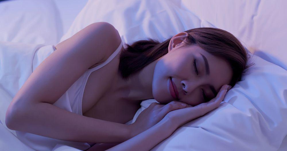Femme asiatique qui dort paisiblement.